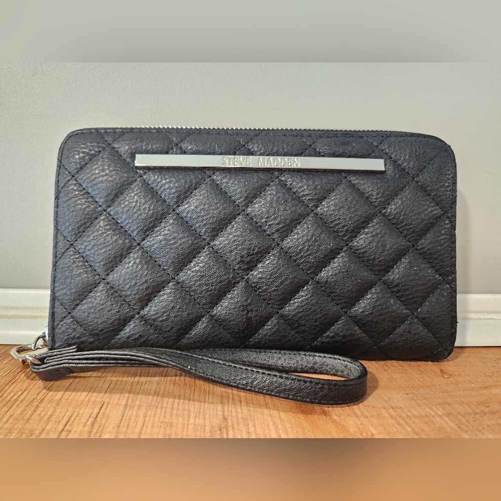 Steve Madden Black Quilt Wristlet EUC
